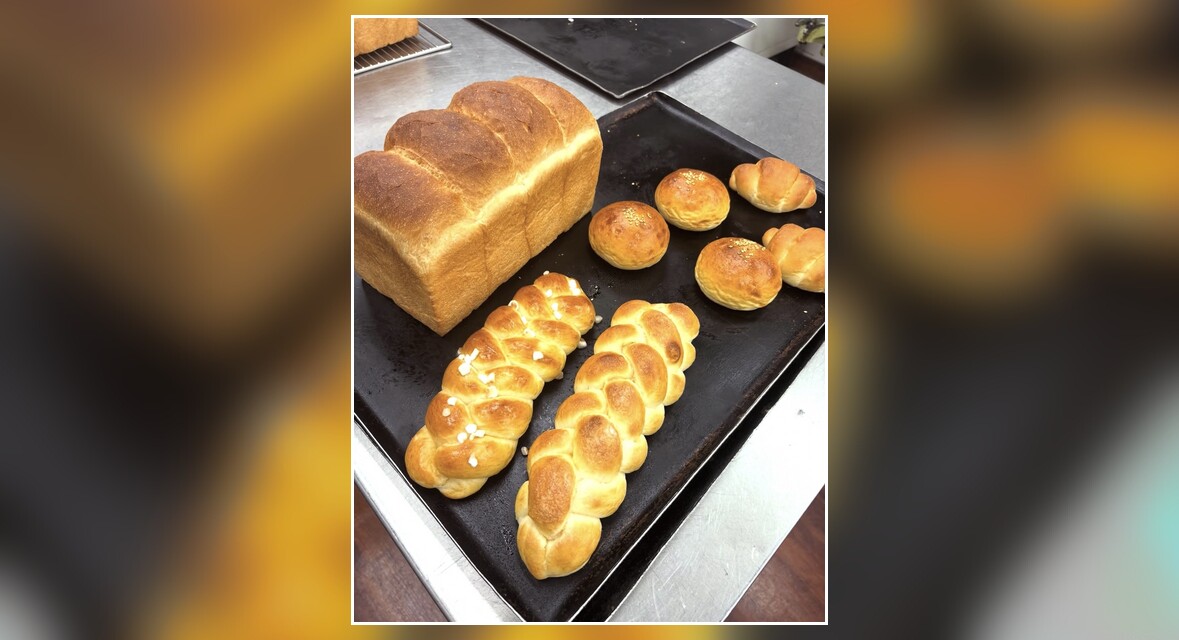 焼き上がった食パンと編み込みパン