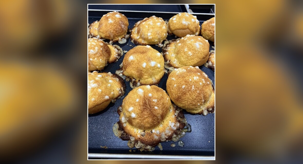 焼き上がったシュー菓子パン